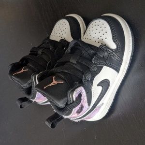 Jordan 1 MID SE (TD) Black/Bleached Coral-White Size 4c